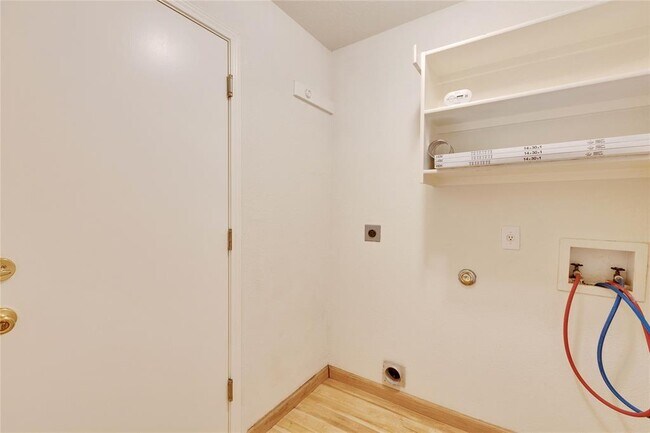 Building Photo - 2625 Gate Ridge Dr