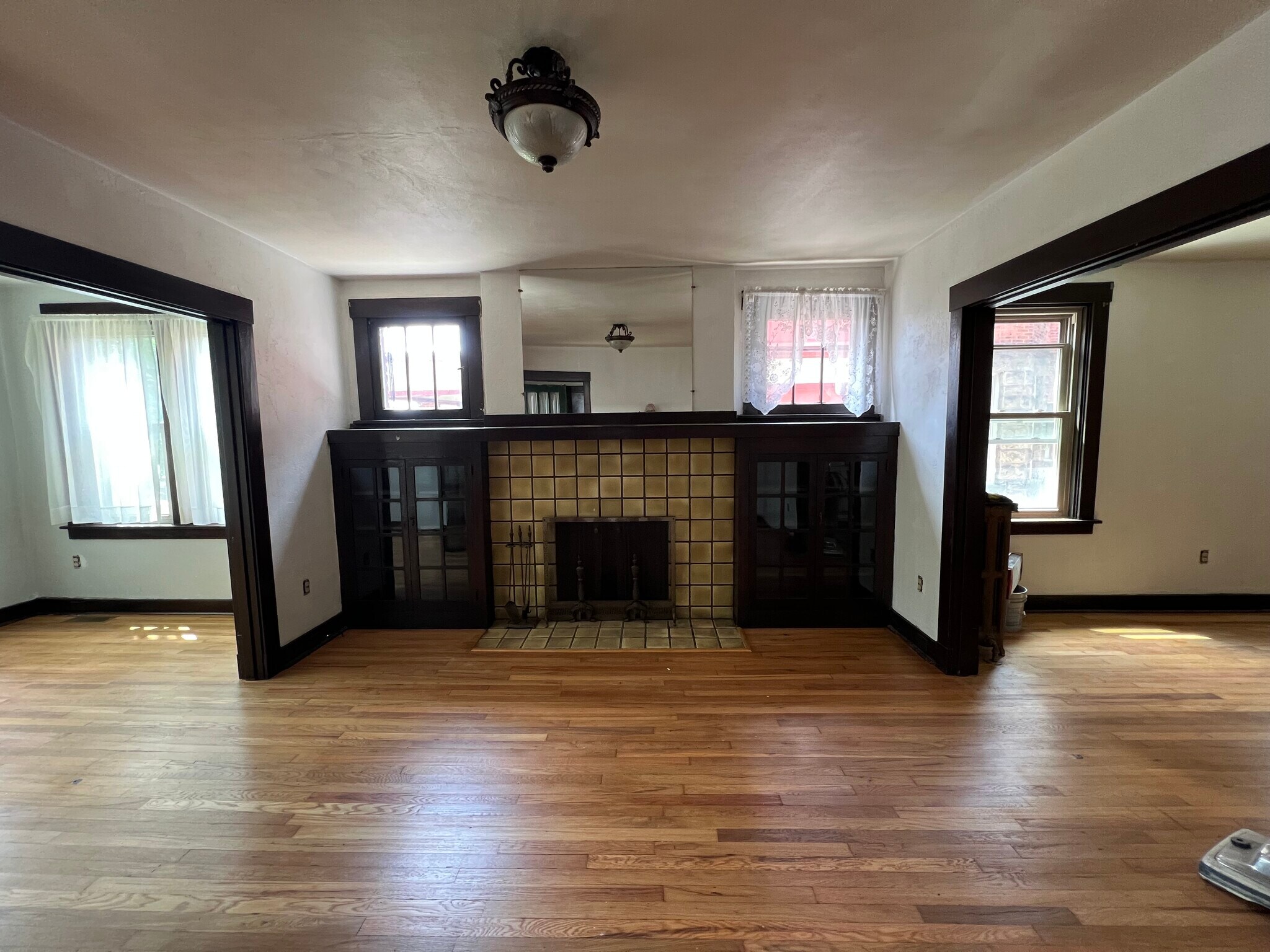 Living room b/w sunroom and dining rooms - 382 S Winebiddle St