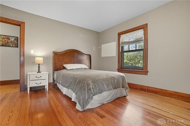 Building Photo - 518 Irving Ave