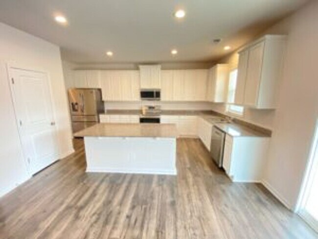 Building Photo - Like New in Longview!