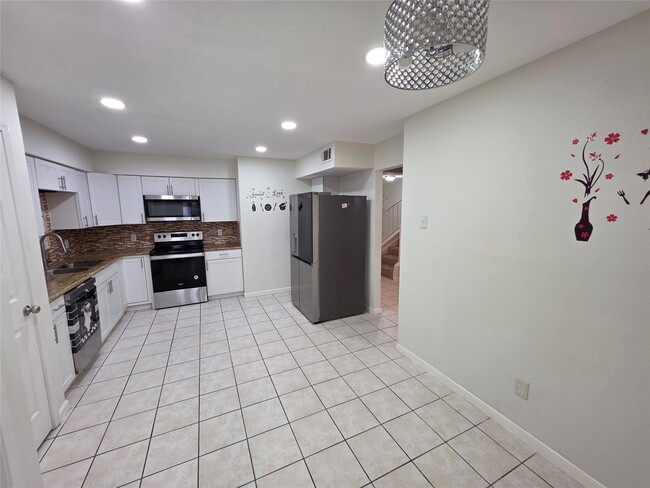 Building Photo - 2114 Greenbriar Colony Dr