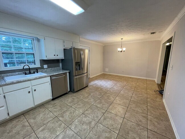 Building Photo - Nice 3/2 House in Armuchee- $1,895
