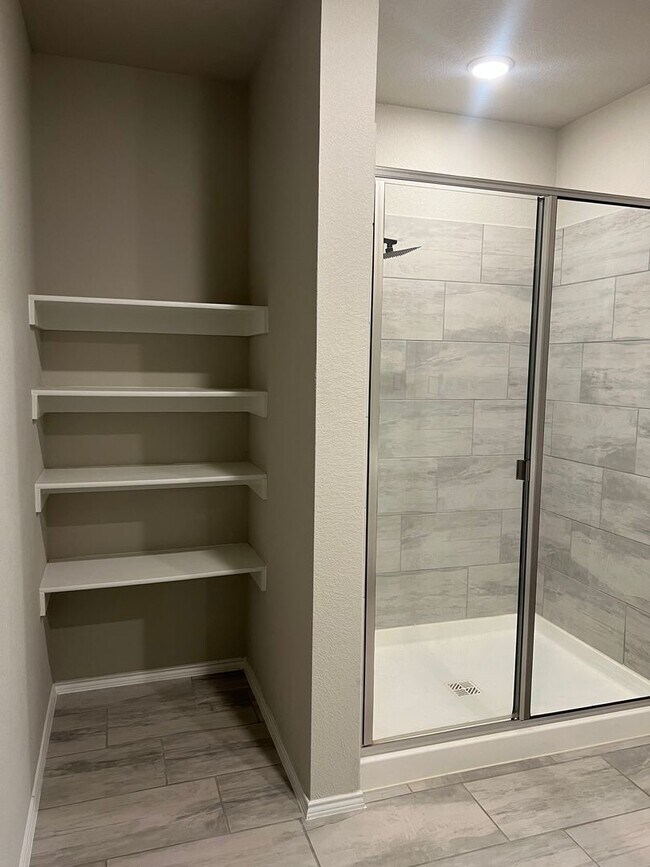 Building Photo - NEW 4 Bedroom in Joshua ISD. Move in special for the end of the year!