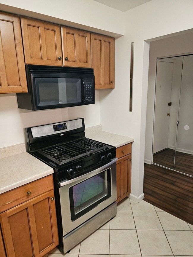 Building Photo - 9S120 Lake Dr