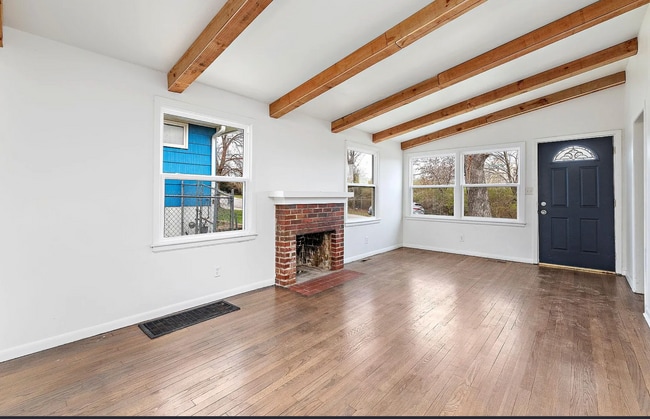 Building Photo - Charming 3 bedroom home with huge yard!