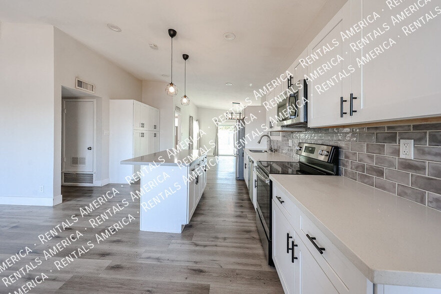 Building Photo - 2110 W Greenbriar Dr