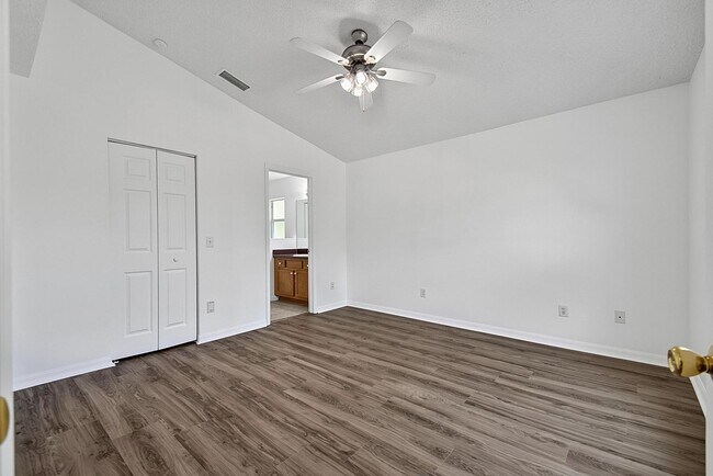 Building Photo - 15 Renmont Ct