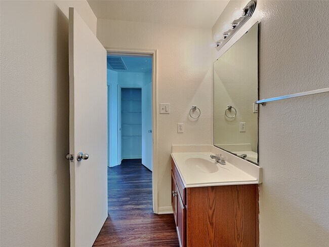 Building Photo - 20719 Dickinson Manor Ln