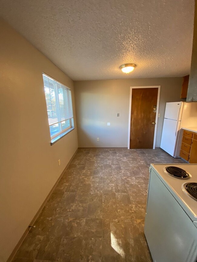 Building Photo - YAK017