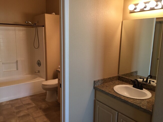 Building Photo - COZY GATED CONDO NEAR THE 95!