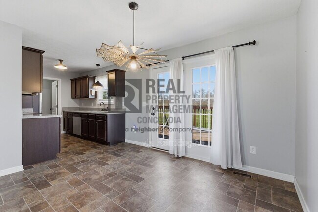 Building Photo - 312 Meadows Rd