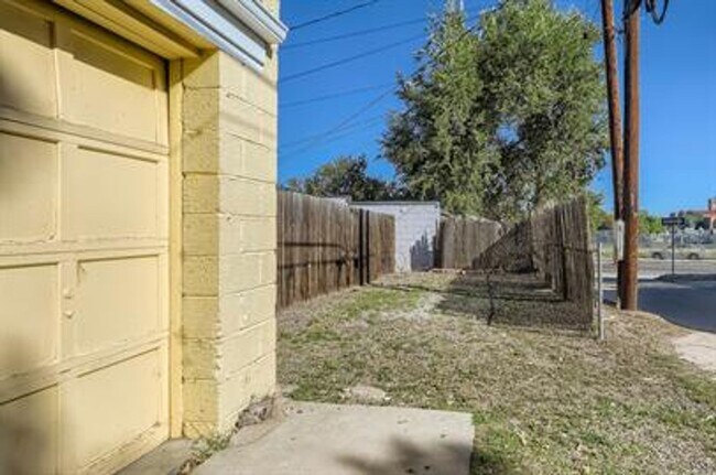 Building Photo - Updated 4-Bed Home, Finished Basement and ...