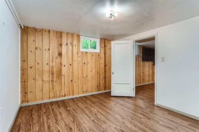 Building Photo - Beautiful 2 Bedroom 1 Bath With Bonus Room...