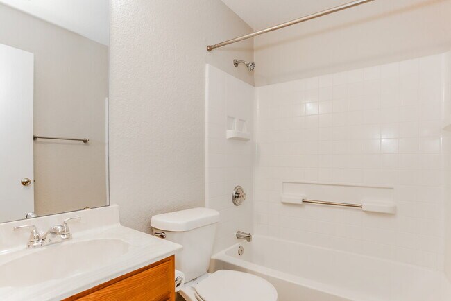 Building Photo - 526 Berryhill Dr