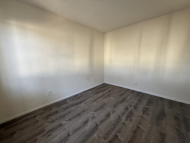 Building Photo - New Flooring, no carpet. 2bed 2bath Gated Community with a Swimming Pool