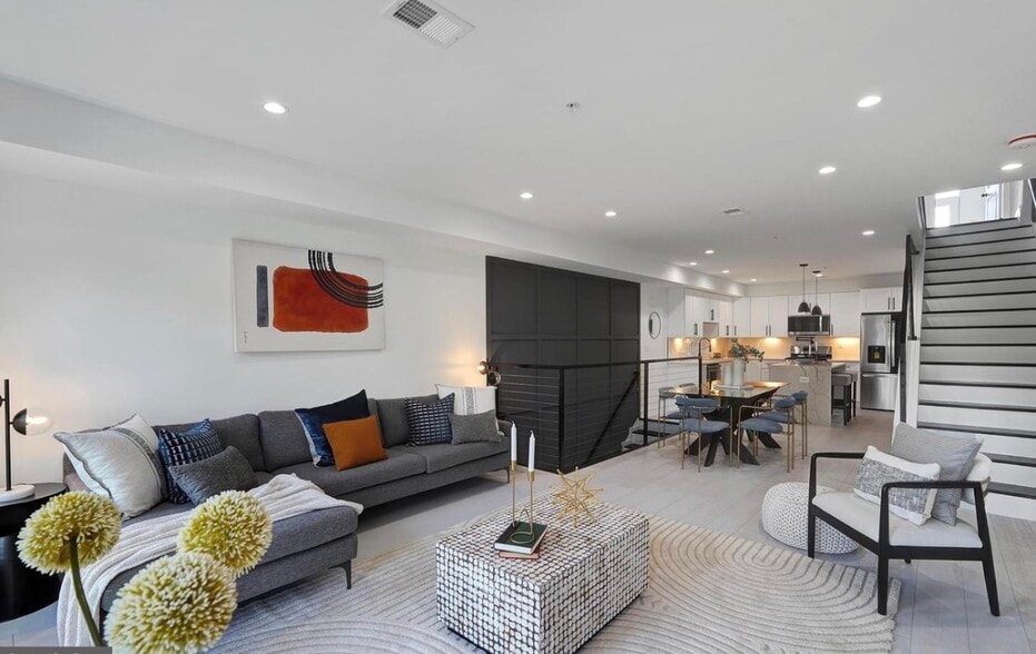 Building Photo - 638 Franklin St NE