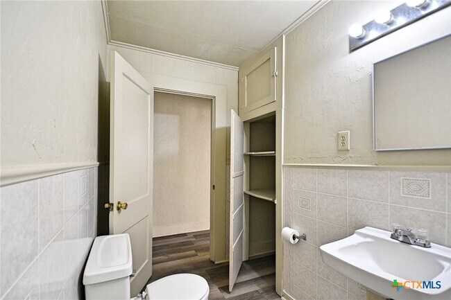 Building Photo - 875 Porter St