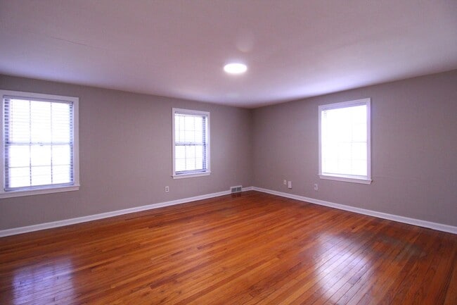 Building Photo - February FREE On This 2 Bedroom 1 Bath Duplex In The Waldo Area