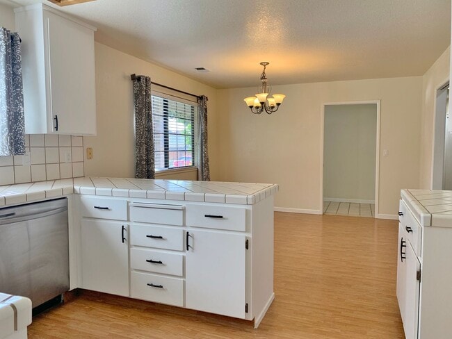 Building Photo - Single Story Home in Hollister