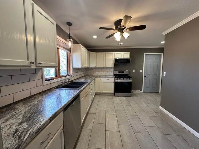 Building Photo - Updated 3 bedroom house in Badger now available! $1550