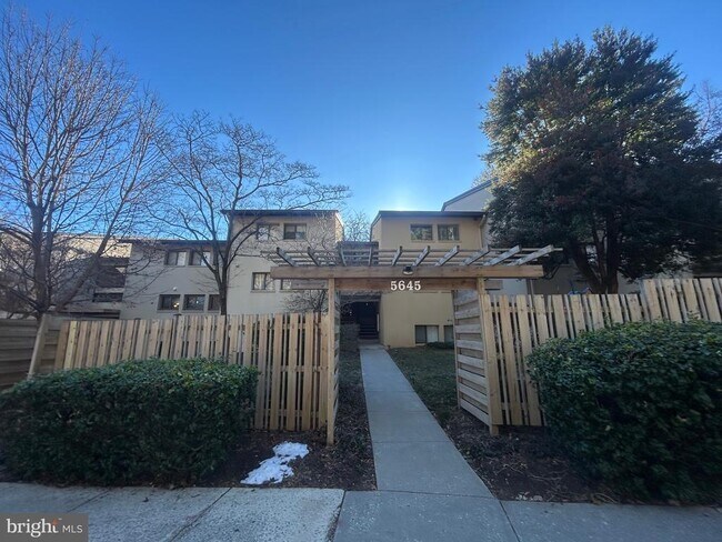 Building Photo - 5645 Harpers Farm Rd