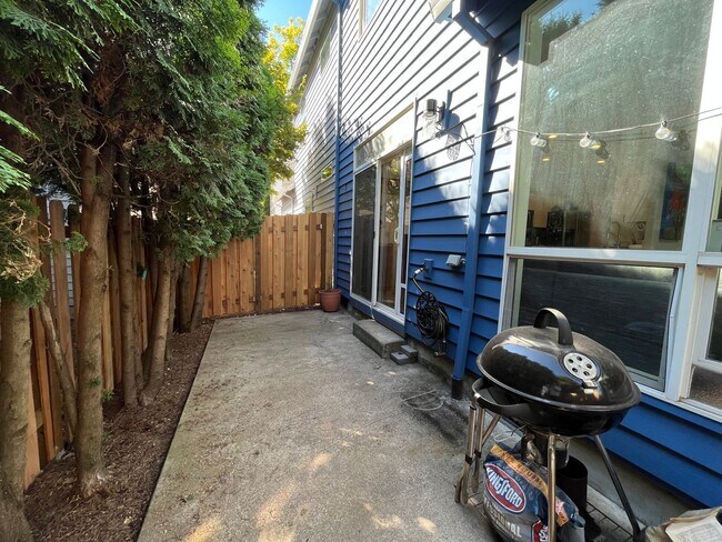 Building Photo - Lovely 2Bd + 2.5Ba in Beaverton!! Minutes Away From Nike! New Roof, Fence, Paint and Additional B...