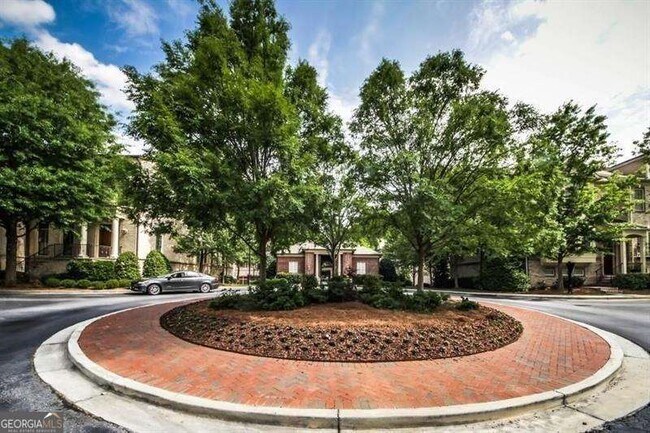 Building Photo - 1004 E Paces Chase