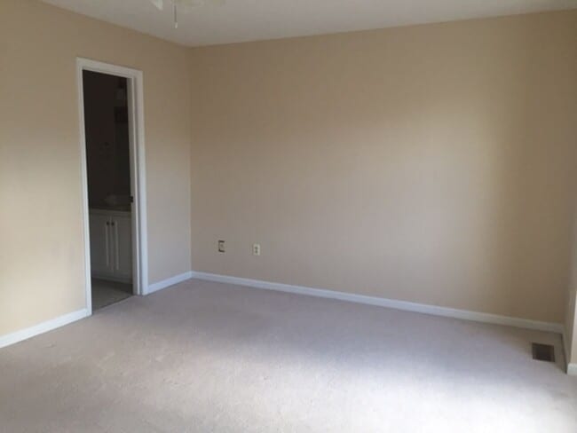 Building Photo - 3 bedroom, 2 1/2 bath townhome.