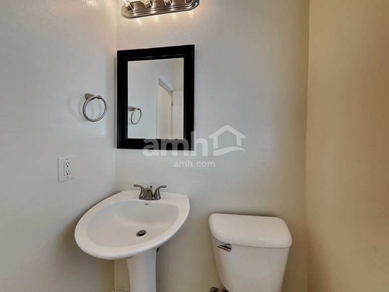 Building Photo - 4647 E Laurel Ave