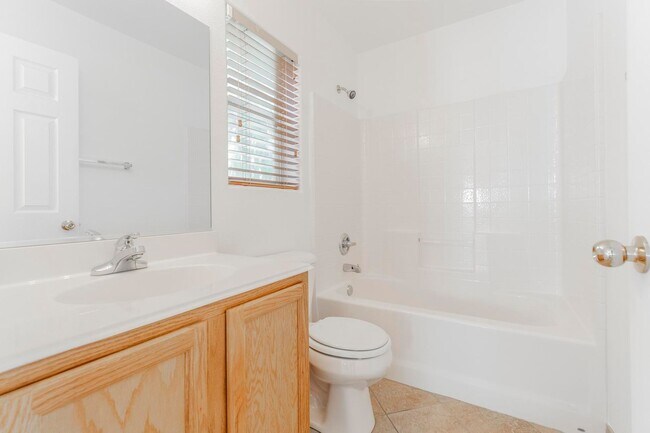 Building Photo - 3 bedroom home in gated community