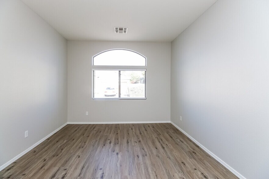 Building Photo - 5841 E Norland St