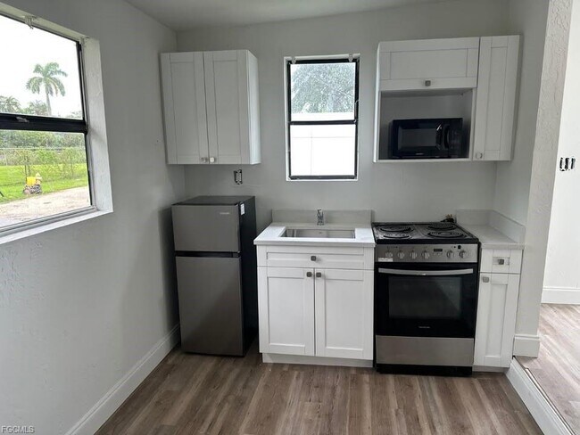 Building Photo - Allen St