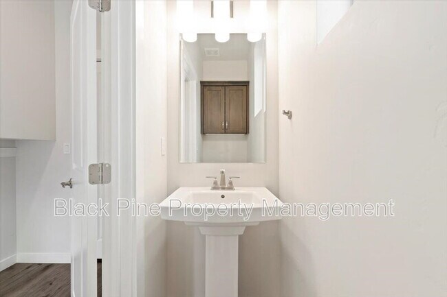 Building Photo - 3098 N Lochness Ave