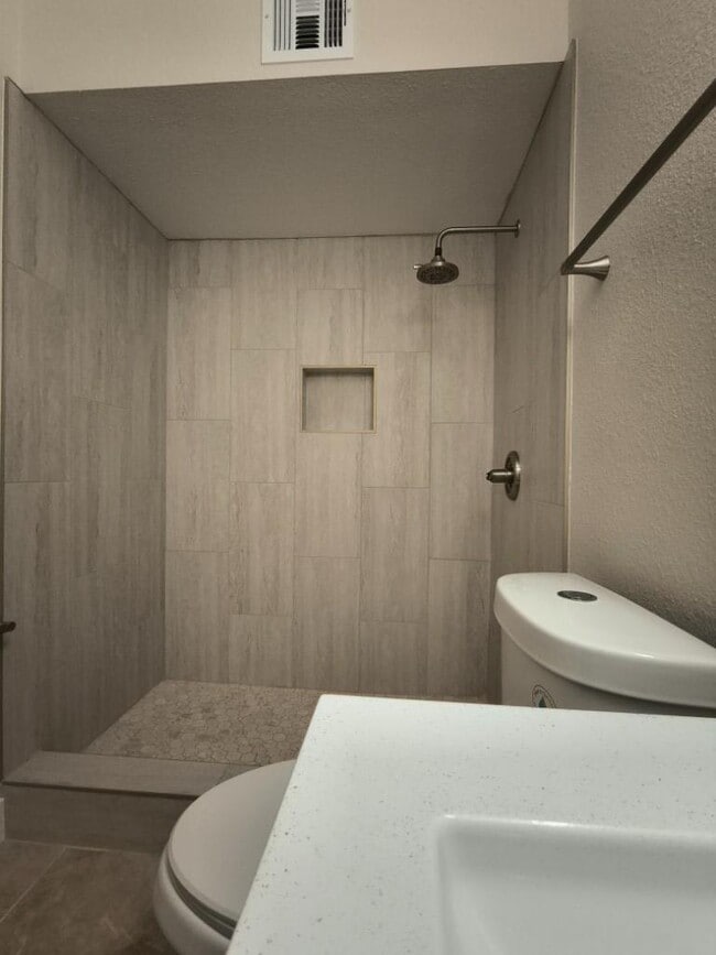 Building Photo - 5 bedroom in PHOENIX AZ 85031
