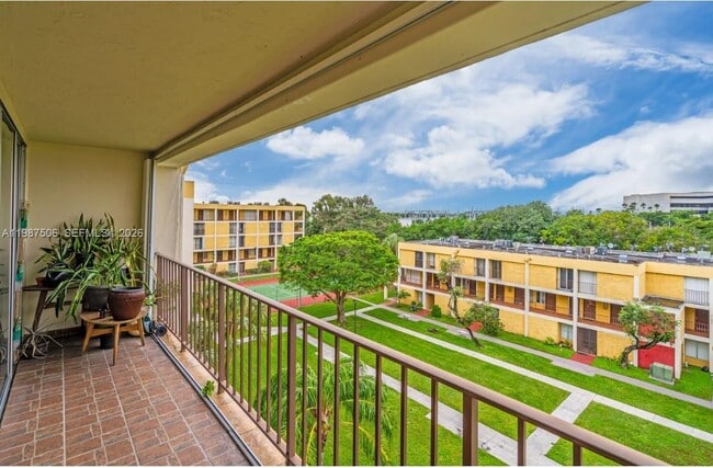 Building Photo - 9240 Fontainebleau Blvd