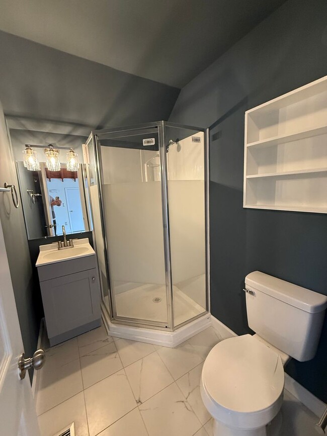 Building Photo - Renovated Move In Ready Apartment Just Min...