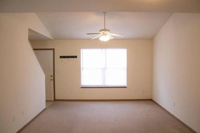 Building Photo - 4/Bed - 3/Bath
