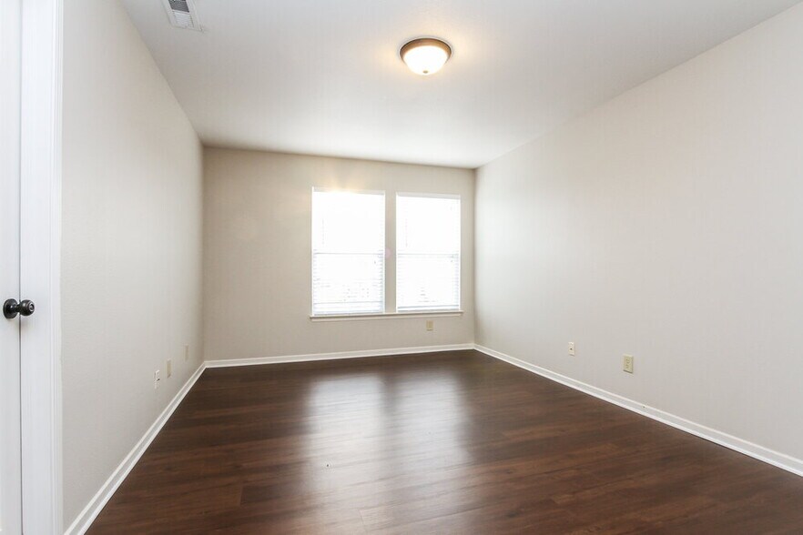Building Photo - 1351 Brooks Dr