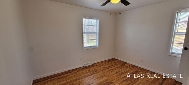 Building Photo - 4912 N Sycamore Dr