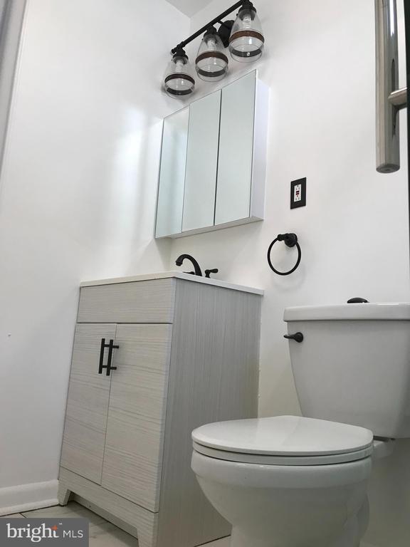 Building Photo - 212 Robbins St