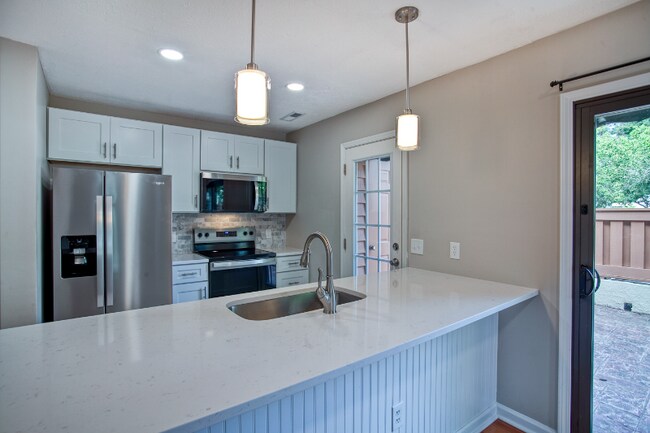 Building Photo - 617 13th Ave S