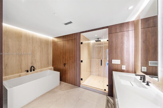 Building Photo - 785 Crandon Blvd