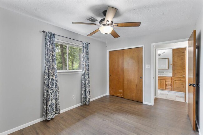 Building Photo - 14519 Oakleaf Dr
