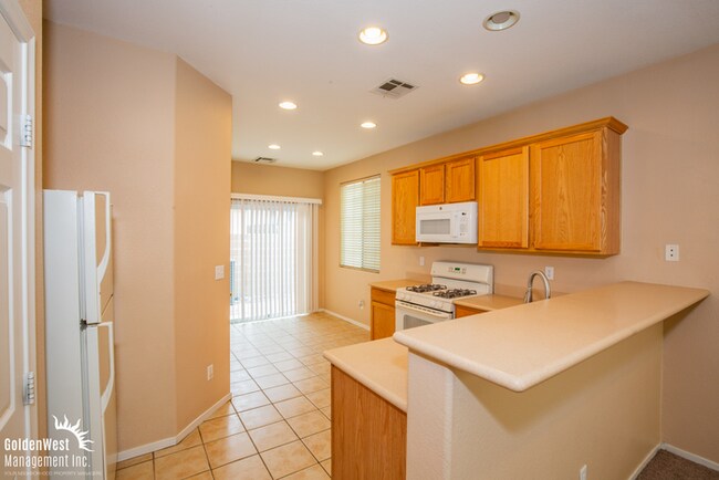 Building Photo - Lovely 3Bdm 2.5Ba TownHome in Great Northw...