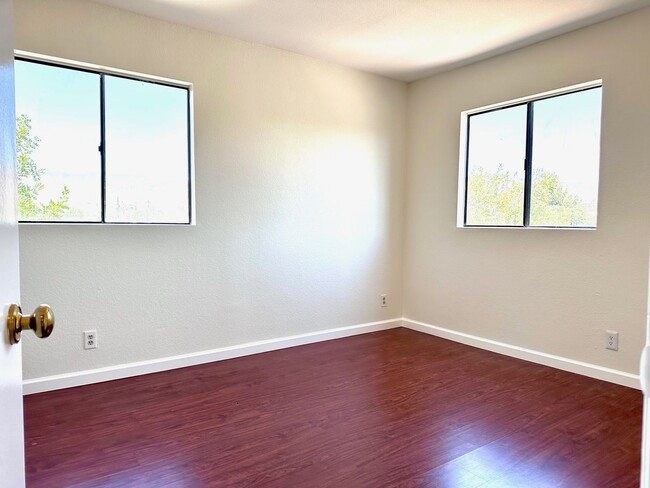 Building Photo - 3 Bed / 2.5 Bath Glendora Condo