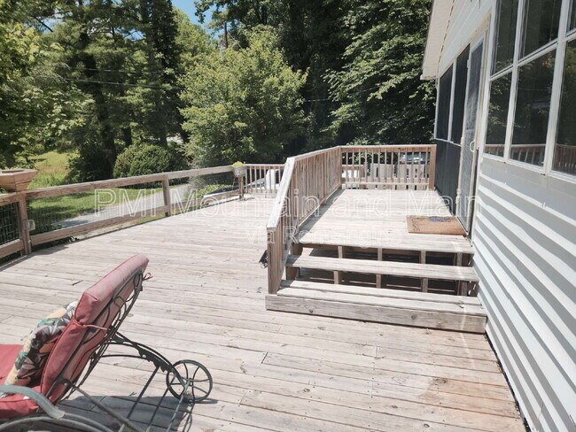 Building Photo - 488 Lake Hosea Dr