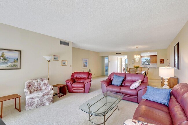 Building Photo - 300 N Hwy A1A