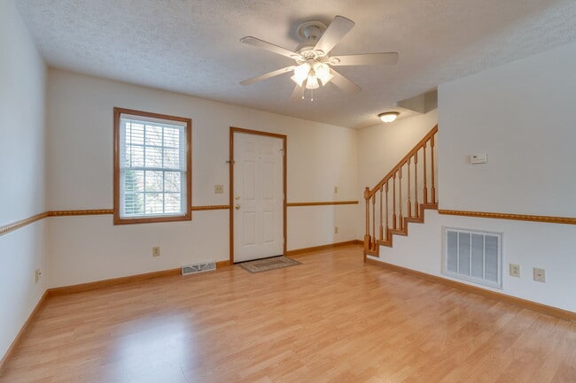 Living room - 118 Lori Ann Dr