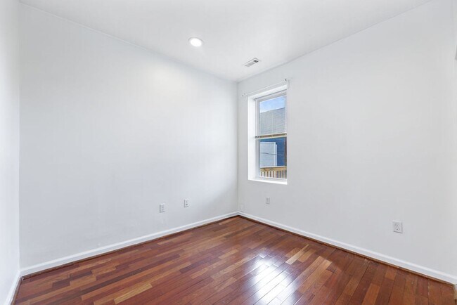 Building Photo - 806 Kennedy St NW