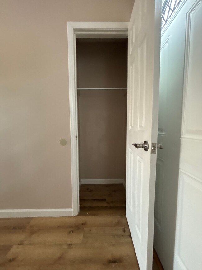 Building Photo - New Listing!